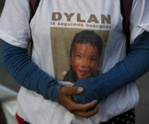 Juana Pérez, cuyo hijo Dylan de 2 años y medio está desaparecido, porta una camiseta con su fotografía el miércoles 22 de julio de 2020 frente al Palacio Nacional, donde espera hablar con el presidente Andrés Manuel López Obrador. Foto: AP.