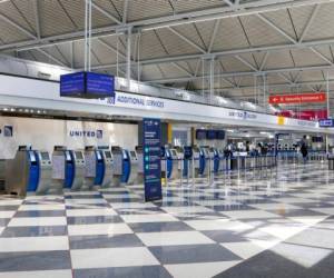 Los mostradores de United Airlines para documentar equipaje en el Aeropuerto Internacional de O'Hare en Chicago lucen vacíos, el 25 de junio de 2020, en medio de la pandemia de coronavirus.