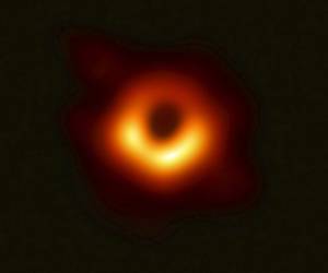 La imagen difundida el miércoles 10 de abril por el telescopio Event Horizon muestra un agujero negro. (Foto: AP)