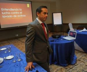 El ex vicefiscal de Colombia, Wilson Martínez Sánchez, expuso a los periodistas el trabajo realizado por el sistema financiero de Honduras para combatir el lavado de dinero. (Foto: El Heraldo Honduras)