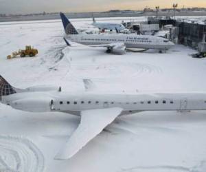 A la 1:30 de la tarde el 52% de los vuelos que debían salir del aeropuerto Newark en Nueva Jersey fueron anulados, al igual que 54% de los vuelos en el aeropuerto de LaGuardia y un 42% en el aeropuerto John F. Kennedy de Nueva York, según el sitio especializado Flightaware.com. Foto AP
