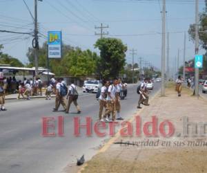 El ingreso de alumnos al Instituto José Cecilio del Valle provoca largas filas en el bulevar Juan Orlando Hernández, reduciendo así la fluidez vial del sector.