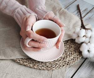 Los té o infusiones te ayudarán a sacar los gases que pueden llegar a causar inflamación abdominal. Foto: Canva.