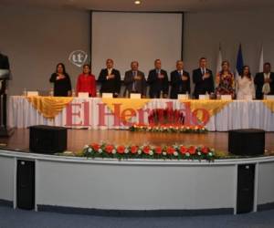 Representantes de los tres poderes del Estado en el escenario principal, previo a la entrega del premio Álvaro Contreras al periodista Elán Reyes Pineda. (Foto: David Romero / EL HERALDO)