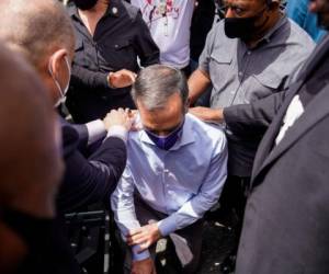 Eric Garcetti, alcalde de la ciudad de Los Ángeles decidió solidarizarse con los manifestantes que piden justicia por el asesinato de George Floyd en Minneapolis, Estados Unidos. Foto. AFP