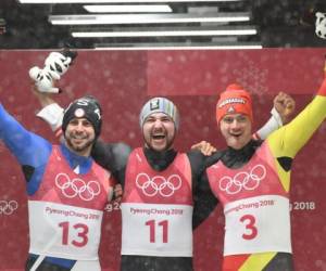 El medallista de plata US Chris Mazdzer, el medallista de oro austríaco David Gleirscher y el medallista de bronce alemán Johannes Ludwig posan en el podio durante la ceremonia de la victoria en sencillos masculinos durante los Juegos Olímpicos de Invierno Pyeongchang 2018, en el Olympic Sliding Center. Foto: AFP