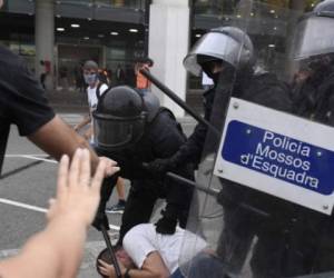 La tensión se incrementó por la noche, con los manifestantes lanzando a la policía piedras, extintores, palos, latas y petardos, aunque la protesta se disolvió sobre las diez de la noche. Foto: AFP.