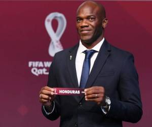 El asistente del sorteo David Suazo sostiene el resbalón de Honduras durante el sorteo preliminar de la Concacaf para el torneo de fútbol de la Copa del Mundo Qatar 2022 en la Casa de la FIFA en Zúrich. Foto: Agencia AFP.