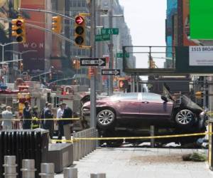 Testigos informaron que el carro iba a toda velocidad en el momento que embistió a los peatones. Foto: AP