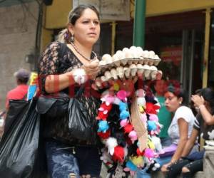 Diana Medina es una más de las madres luchadoras que todos los días sale a buscar el sustento de su familia. Foto David Romero| EL HERALDO