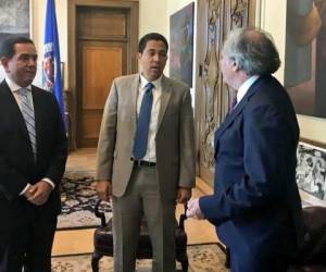 Reynaldo Sánchez y Antonio Rivera Callejas del Partido Nacional hablan con el secretario general de la OEA, Luis Almagro en Washington.