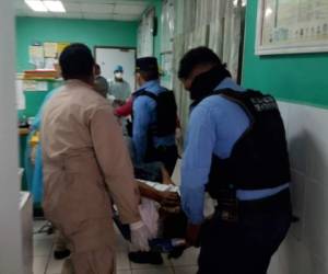 Miembros del Cuerpo de Bomberos y agentes de la Policía Nacional, trasladaron a los heridos hasta un centro asistencial.