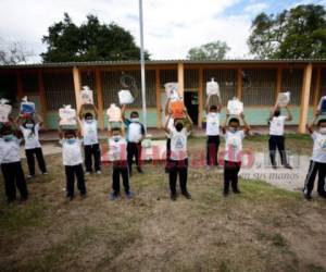 En el CEB Álvaro Contreras, en la aldea El Zarzal, los niños recibieron su kit escolar.