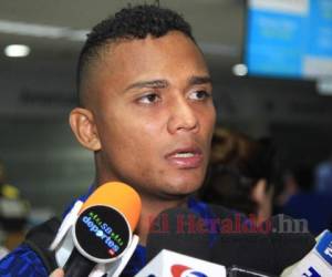 Ever Alvarado mientras daba declaraciones la prensa deportiva en el aeropuerto Toncontín. Foto: Ronal Aceituno / El Heraldo