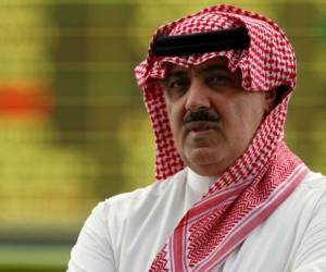 El príncipe Miteb bin Abdul Aziz, hijo del rey saudí Abdullah bin Abdul Aziz al-Saud, abandona el club ecuestre después de una competencia de carreras de caballos en Janadriyah, en las afueras de la capital saudí, Riyadh. Foto: Archivo AP.