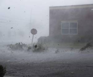 El huracán Michael tocó tierra este miércoles como el huracán más potente que azota la costa oeste de Florida en más de un siglo, con vientos máximos sostenidos de 250 km/hora que pueden causar una 'devastación inimaginable', según autoridades. Foto: AFP