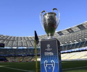 Vista del trofeo antes del partido de fútbol final de la UEFA Champions League entre el Liverpool y el Real Madrid en el Estadio Olímpico de Kiev, Ucrania. Foto:AFP