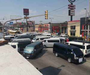 Unas 30 unidades se plantaron enfrente de la entrada al Aeropuerto Internacional Toncontín, impidiendo el acceso y paso por la zona. Foto. Estalín Irías/ EL HERALDO.