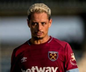 Chicharito durante un partido de los Hammers. Foto cortesía Twitter @WESTHAMUTD