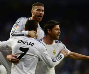 Xabi Alonso celebrando un gol del Real Madrid junto a Cristiano y Sergio Ramos. (AFP)