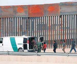 Miles de hondureños son aprehendidos a diario por la Patrulla Fronteriza de Estados Unidos para ser llevados a un centro de detención, en donde se les realiza el proceso de registro, audiencias y deportación.