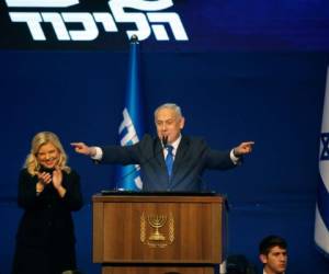 Los sondeos a boca de urna daban al Likud, el partido de Netanyahu, 36 o 37 escaños de los 120 del Parlamento, y a la formación Azul Blanco de Benny Gantz, entre 32 y 34. Foto: AFP