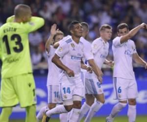 Los jugadores del Real Madrid celebran su primer triunfo en la Liga de España (Foto: Agencia AFP)
