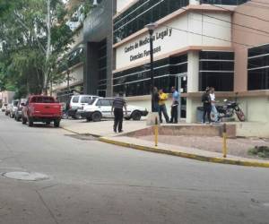 Familiares de los tres jóvenes asesinados el sábado se encuentran en las afueras de la morgue capitalina (Foto: EL HERALDO)