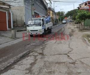 La calzada se encuentra intransitable y en pedazos. Los camiones cisterna han debilitado la capa de asfalto. FOTO: Efraín Salgado/EL HERALDO