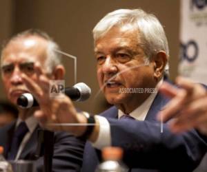 El presidente electo de México Andrés Manuel López Obrador aparece durante una conferencia de prensa en la Ciudad de México, el lunes 9 de julio del 2018. (AP Foto/Moisés Castillo).