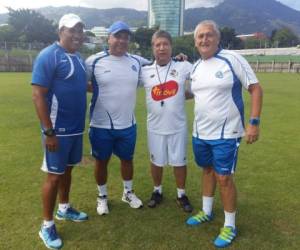 El colombiano Hernán Darío el Bolillo Gómez (en el centro) junto al cuerpo técnico de la Sub 20 de El Salvador, ayer en San Salvador.