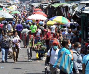 Expertos aseguran que dentro de una semandas se verá las consecuencias de las constantes aglomeraciones de personas en el Distrito Central. Foto: Marvin Salgado/EL HERALDO