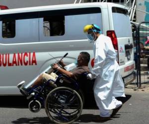 La mayoría de pacientes graves desarrolla complicaciones para respirar, por lo que requieren oxígeno, lo que representa un alto desembolso para una familia. Foto: AFP