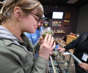 En todas las partes del 'Estado de Oro' los amantes de la marihuana hacían cola en los dispensarios abiertos y habilitados para vender esta droga con fines recreativos. Foto: AFP