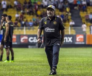 La leyenda argentina Diego Maradona aparece en la foto antes del inicio de su partido como entrenador del club de segunda división Dorados, contra Cafetaleros, en el estadio Banorte de Culiacán, estado de Sinaloa, México. Foto: Agencia AFP.