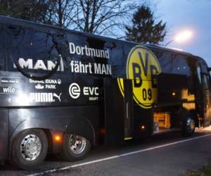 Este era el autobús del Borussia Dortmund en el que se dirigían los jugadores para jugar el duelo ante el Mónaco (Agencias/AFP)