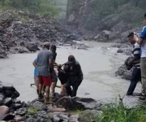 Los cadáveres de ambos hombres fueron rescatados por vecinos del sector.