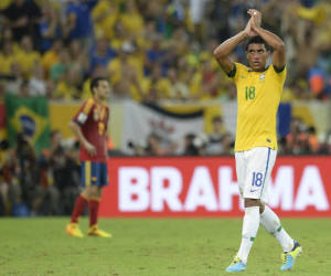 Brazil's midfielder Paulinho acknowledges the crowd as he leaves the field after being replaced during their FIFA Confederations Cup Brazil 2013 final football match against Spain, at the Maracana Stadium in Rio de Janeiro on June 30, 2013. AFP PHOTO / LLUIS GENE