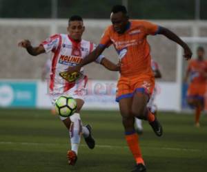 Acción del juego entre Vida y Lobos UPNFM. Foto: Johny Magallanes / El Heraldo.