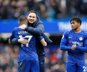 El técnico del Chelsea Frank Lampard, centro, abraza a Mateo Kovacic, con Reece James aplaudiendo a un lado luego de que el equipo venció al Tottenham 2-1 en la Liga Premier inglesa. Foto: Agencia AP.