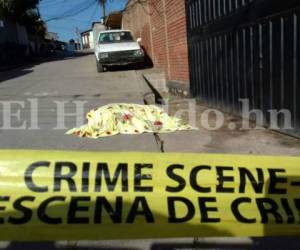 El cuerpo fue cubierto con un plástico color amarillo por la Policía Nacional.