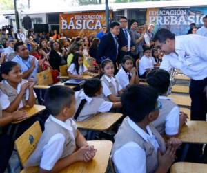 El presidente Juan Orlando Hernández dio por inaugurado el año escolar 2019 en el Centro de Educación Básica Los Robles junto a las autoridades de la Secretaría de Educación.