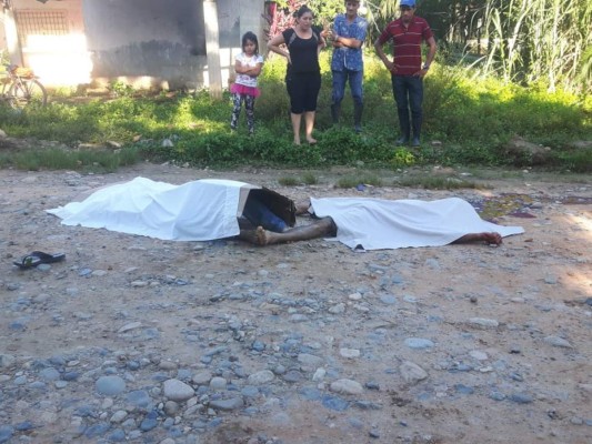 Los cuerpos estaban en una de las calles de la aldea Aguas Calientes de la Másica, Atlantida.