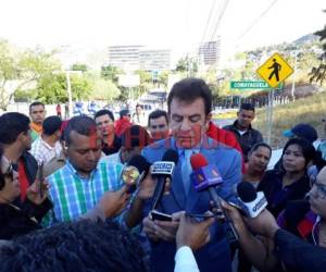 A su estilo, arengando y levantando el tono de su voz, el excandidato presidencial soltaba exabruptos contra los diputados que, según él, se vendieron. Foto: Alex Pérez/EL HERALDO