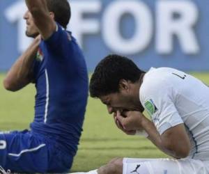 Chiellini reclamando al árbitro la mordida de Luis Suárez en el Mundial. (Foto: Archivo AFP)