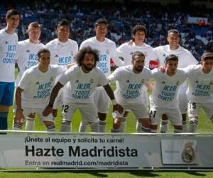 Los jugadores del Real Madrid posan para una fotografía grupal con playeras en apoyo al ex portero del club Iker Casillas, previo a su partido de la Liga española contra el Villarreal, en Madrid, el domingo 5 de mayo de 2019. Casillas sufrió un ataque cardiaco tras entrenar con su actual equipo, el Porto. (AP Foto/Paul White)