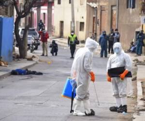 “El hombre falleció en la mañana y como no vienen a recogerlo, los inquilinos sacaron el cuerpo a la calle', dijo el dirigente del barrio. Foto: AP