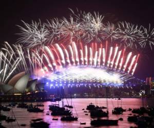 Los espectaculares fuegos artificiales que iluminaron el cielo de Australia. (AFP)