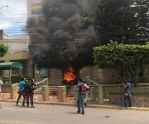 Por estos hechos, un joven maestro fue detenido luego de haber sido identificado mediante videos, como uno de los encapuchados que atacaron la sede diplomática. Foto: El Heraldo.