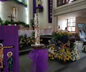 Rodeado de flores blancas y con la presencia de decenas de personas se le realizó una misa de cuerpo presente al padre Antonio Quetglas. Foto: Alex Pérez/EL HERALDO.